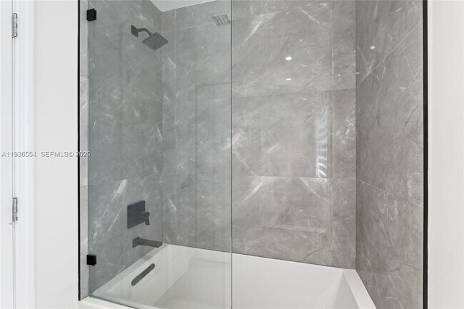 Building Photo - 3135 NE 211th St