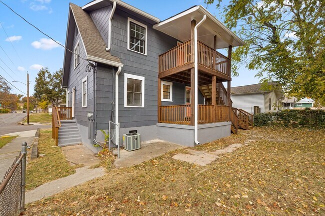 Building Photo - 2400 Woodbine Ave