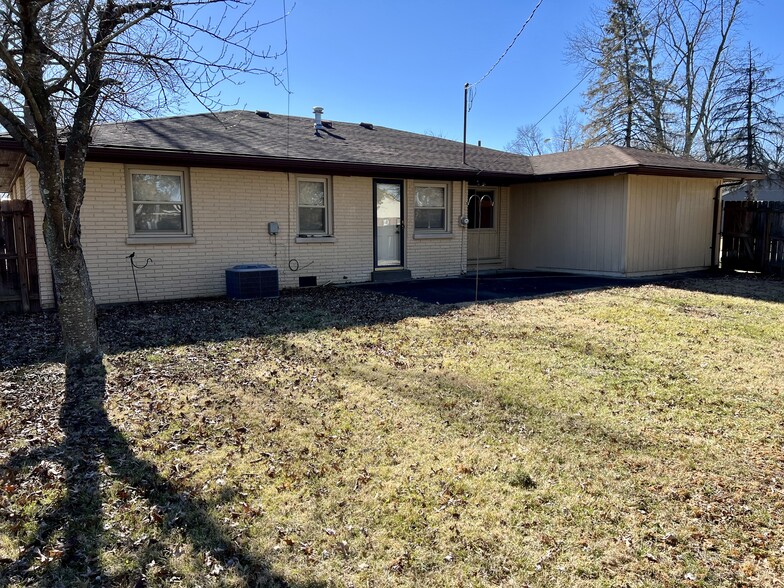 Building Photo - 6600 E Oak St