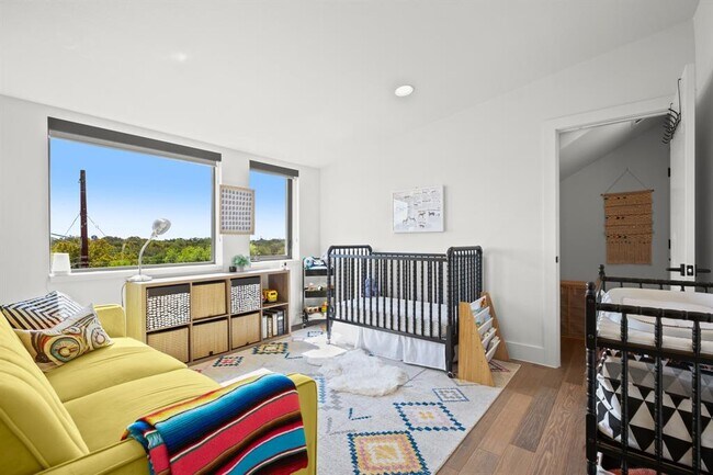 Building Photo - 3406 E 17th St