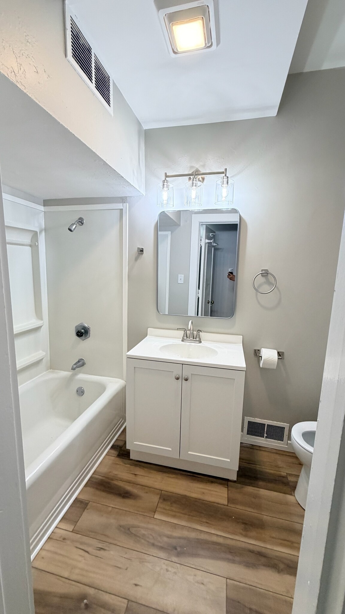 Bathroom 4 - 812 W Main St