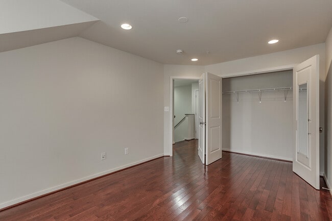 Building Photo - Gorgeous Townhome/Great Location!