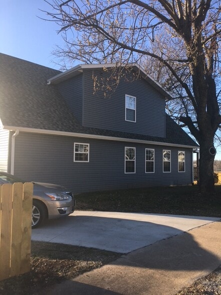 Building Photo - 1300 W Walnut St