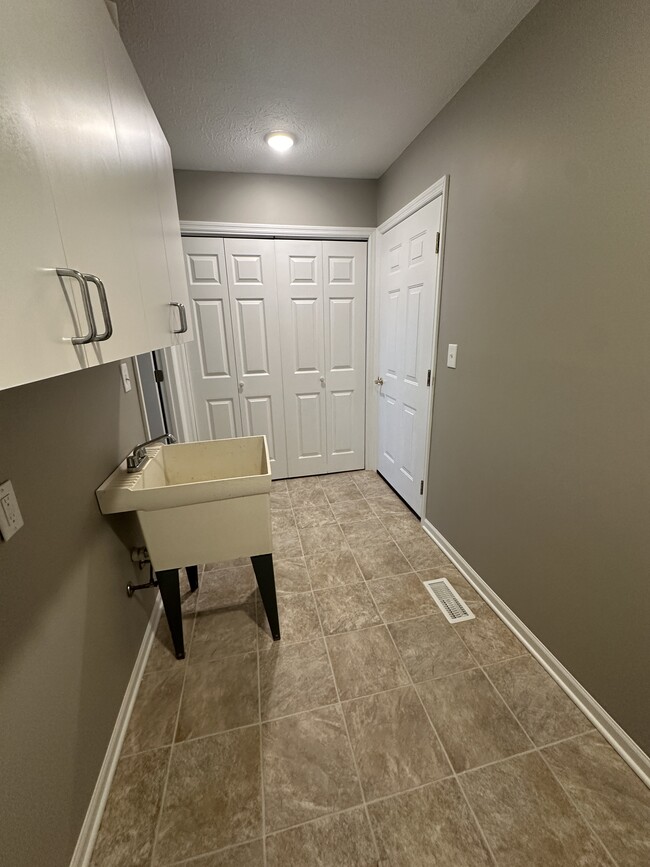 Building Photo - 483A Yale Dr
