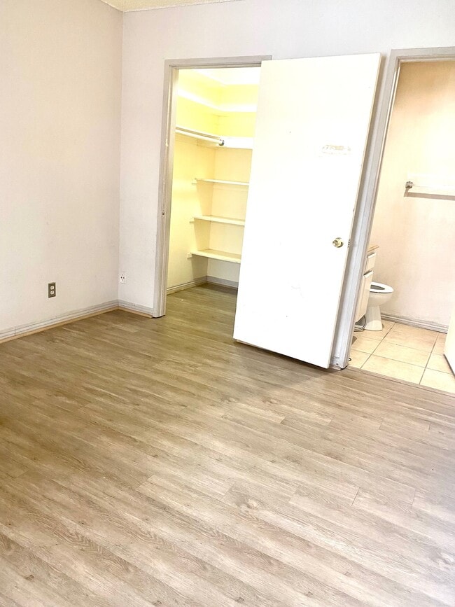 bedroom 2 with closet - 8463 De Soto Ave
