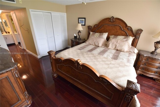 Building Photo - 3800 Oaks Clubhouse Dr