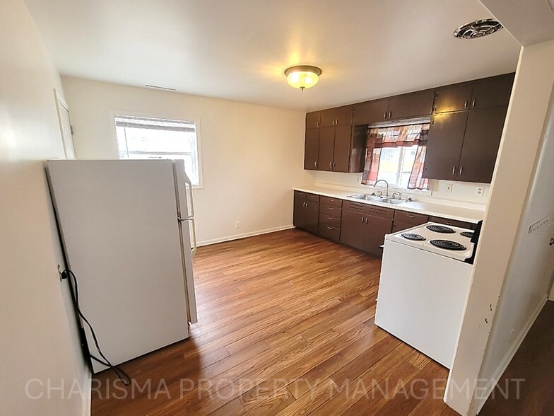 Building Photo - 1106 S Bahnson Ave