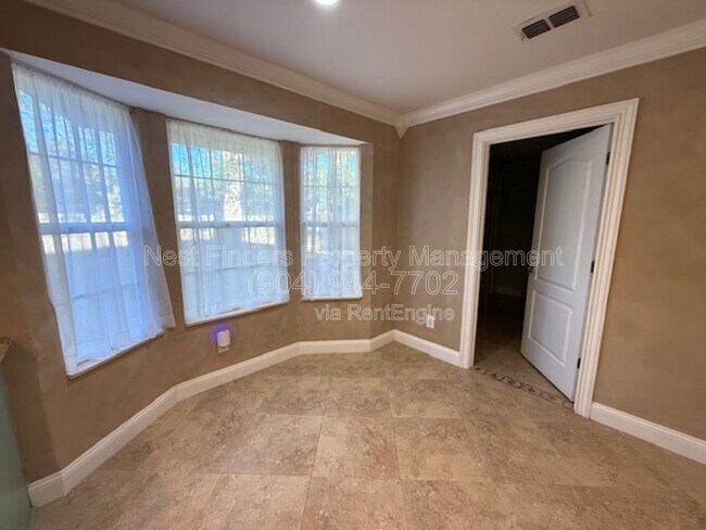 Building Photo - 12947 Tree Wy Ct N