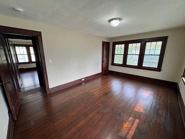 Building Photo - 4 bedroom 1.5 bath Home in Moline
