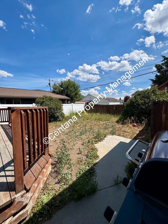 Building Photo - 2 Bedroom House on the Flats with a finish...