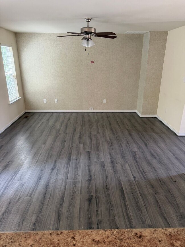 Building Photo - Move in today!
