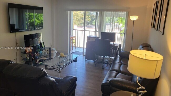 Building Photo - 4158 Inverrary Dr