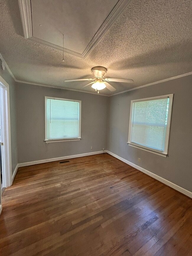 Building Photo - 2331 Wesley Dr