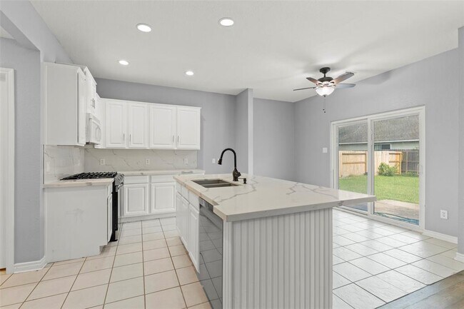 Building Photo - 4427 Village View Dr