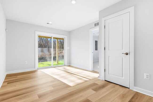 Building Photo - 1017 Venifena Terrace SE