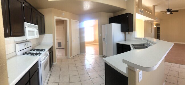 Building Photo - 556 Pinar Del Rio Dr