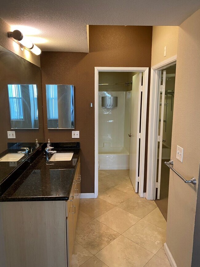 Building Photo - Dual Master 2 Bed 2.5 Bath - Walk-up townhouse at Atria!