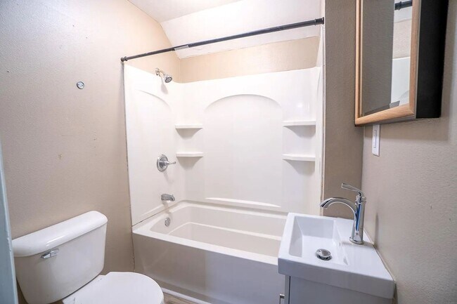 Building Photo - 4 Bedroom 1 Bath - Short term lease available contact for more information