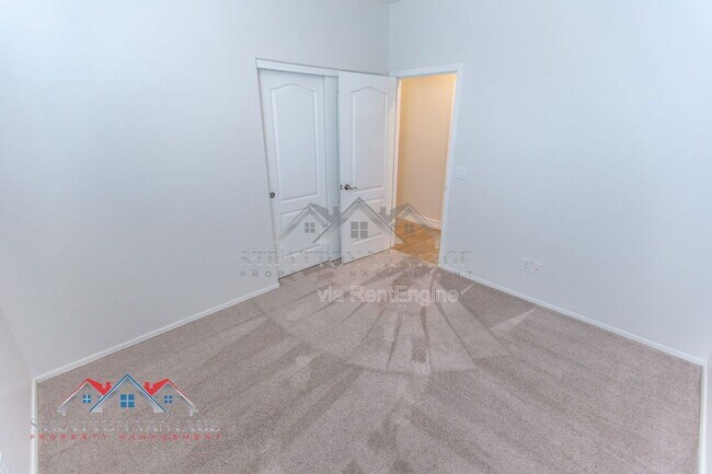 Building Photo - 661 E Julian Dr