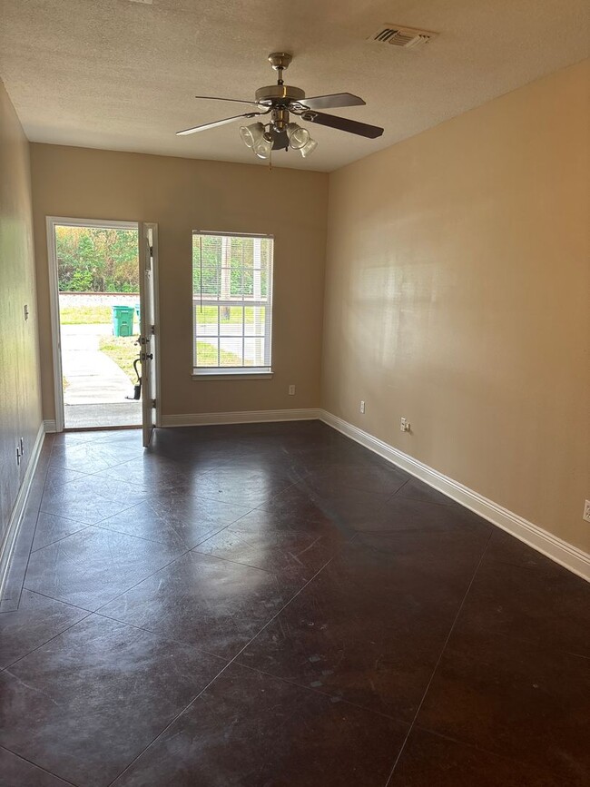 Building Photo - Charming 3-Bedroom, 2-Bathroom Duplex in Gulfport, MS