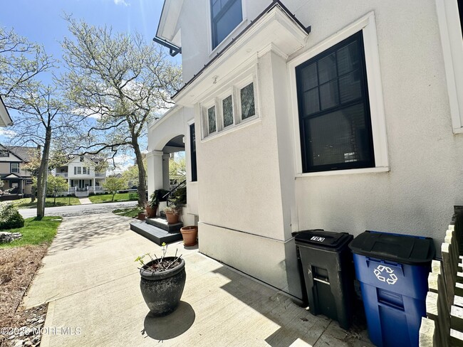 Building Photo - 703 7th Ave