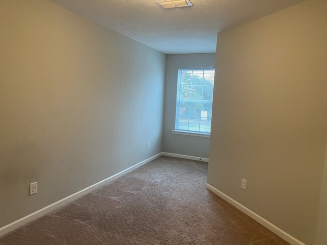 Building Photo - Townhome off Joe B Jackson