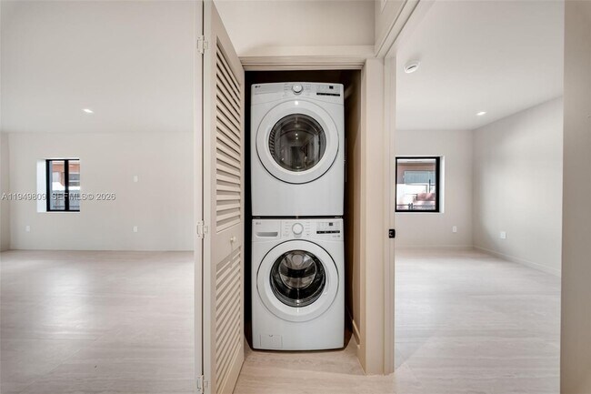 Building Photo - 2625 SW 32nd Ct