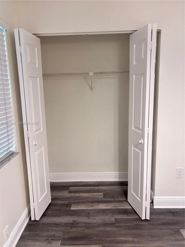 Building Photo - 821 W Beckley Square