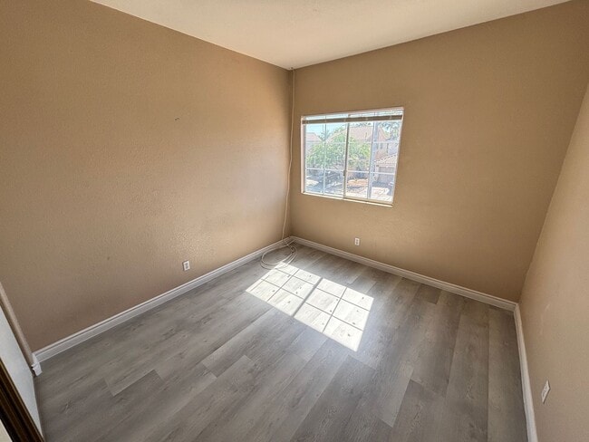 Building Photo - Beautiful 3Bed/2Bath/2Car residence located in Sunrise Manor / Winterwood area