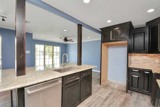 Building Photo - 1404 Briarwood Dr