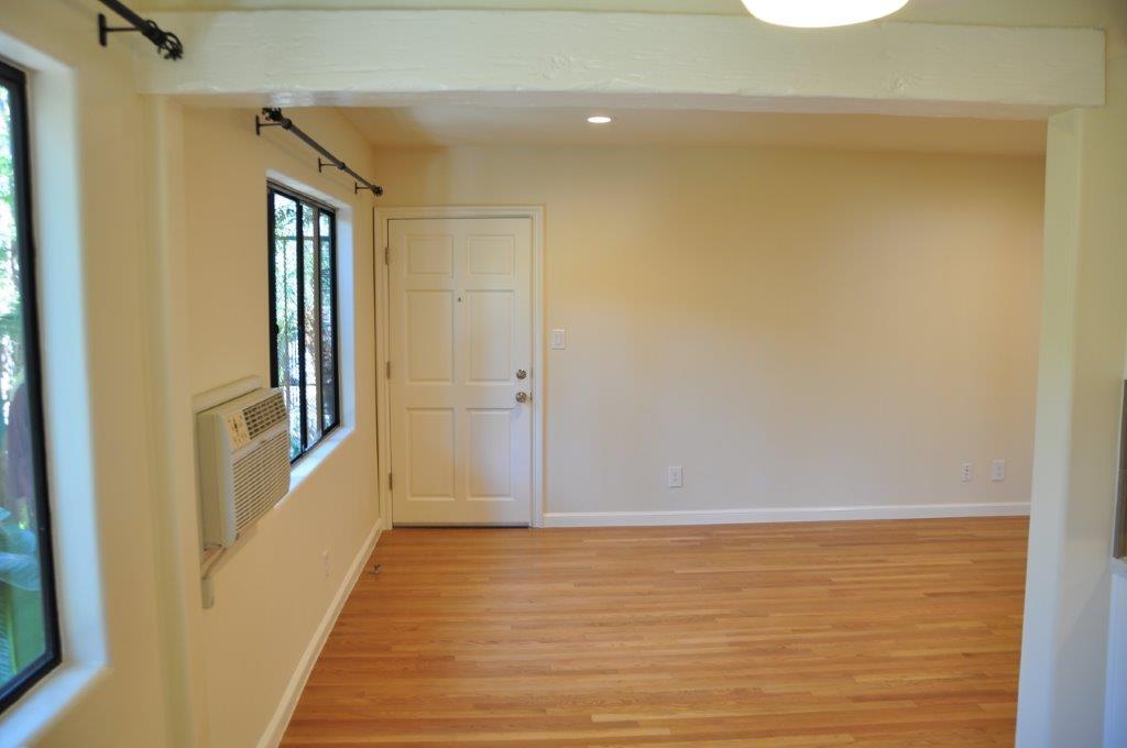 Building Photo - 828 N Martel Ave