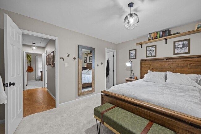 Building Photo - Adorable End-Unit Townhome in Desirable No...