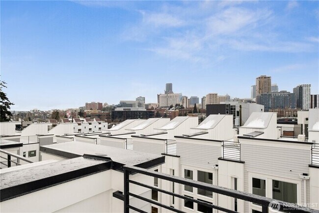 Building Photo - 1326 E Spring St