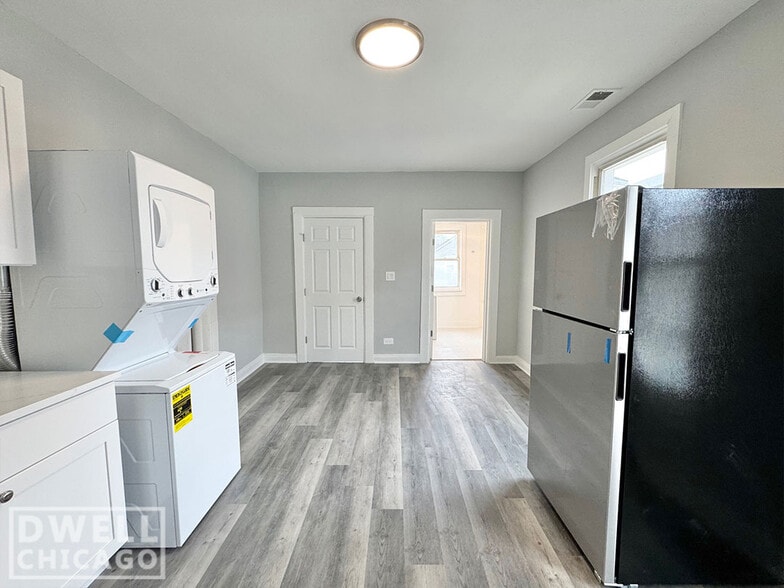 Building Photo - 1546 W Walton St