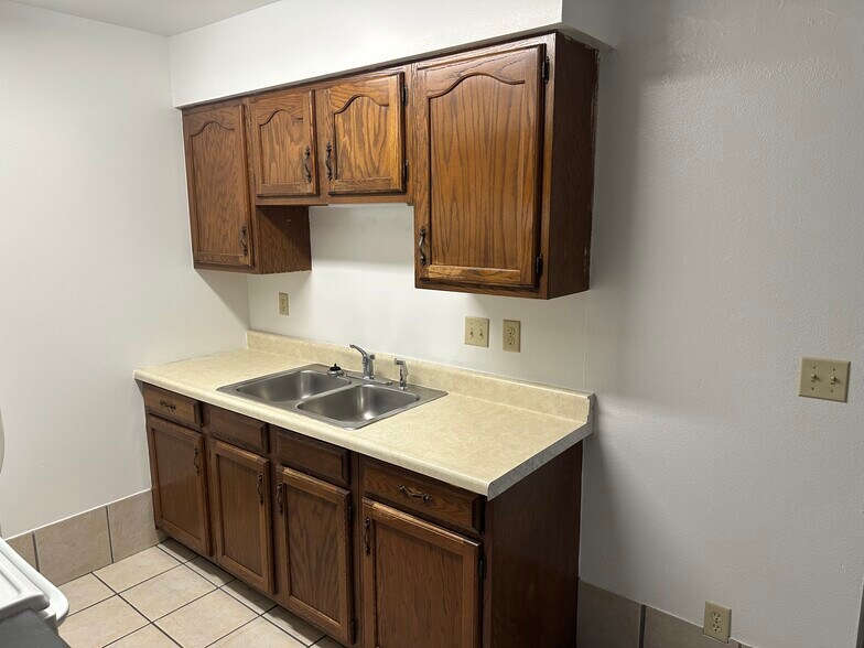 Building Photo - 1049 Lakeshore Dr