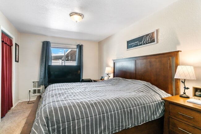 Building Photo - 6 Bed 3 Bath Accessible Rambler