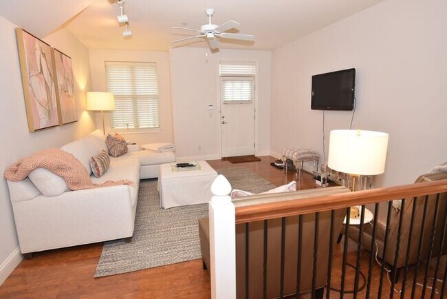 Building Photo - 3 bedroom 2 bath Ivy Quad Townhouse for lease