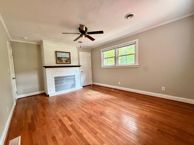 Building Photo - Recently Updated 4-Bedroom Ranch Home w/a 2 Bedroom Guest Cottage! Ready 05-01-26! Pet Friendly Home