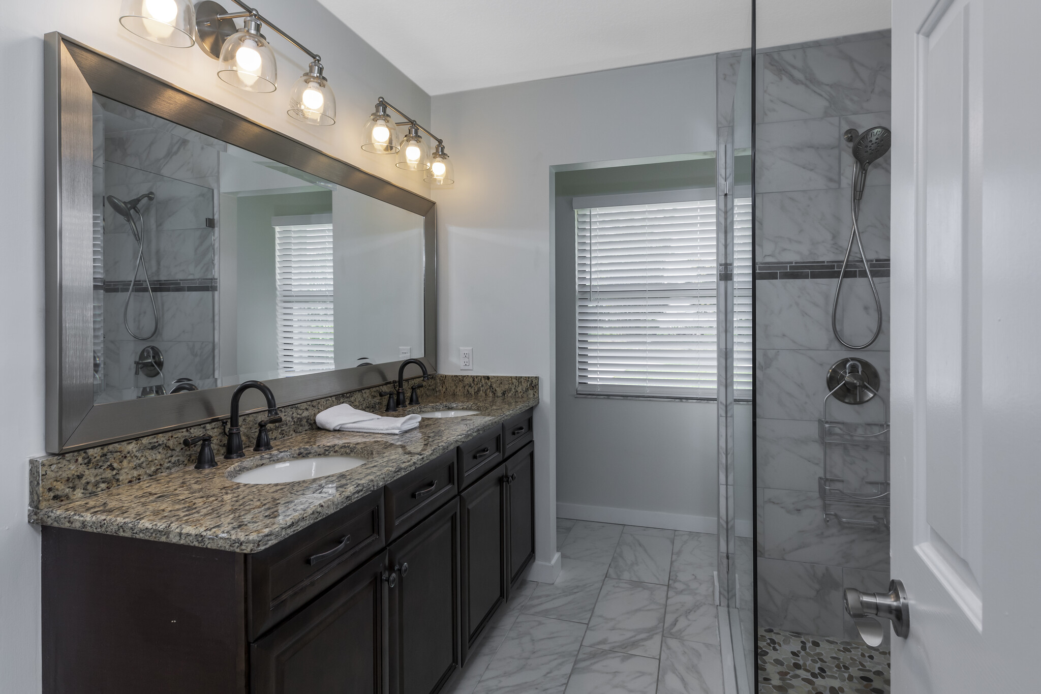 Master bathroom - 955 SW Sand Oak Dr