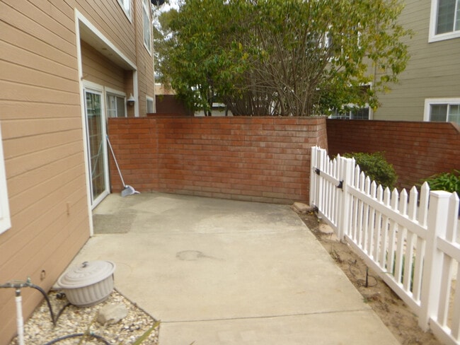 Building Photo - Updated Townhome in Country Club Village Green