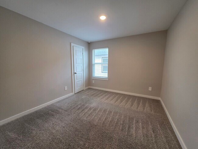 Building Photo - 1131 Hughes Crossing Dr