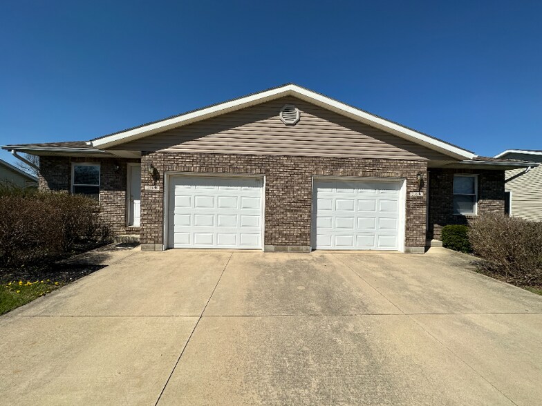 Primary Photo - 219b-219 Robb Ave