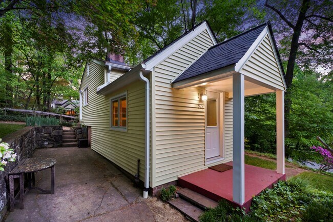 Building Photo - 3 Bed 1.5 Bath - Takoma Park Cottage - Mov...