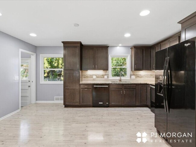 Building Photo - Adorable Westside Home Just Steps from Rockbrook Village!