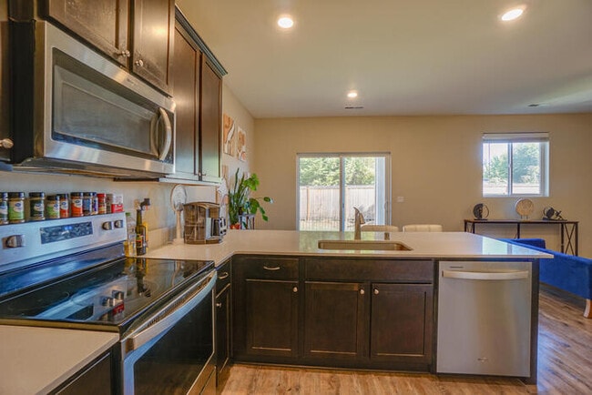 Building Photo - NEWER THREE BEDROOM IN ORCHARDS