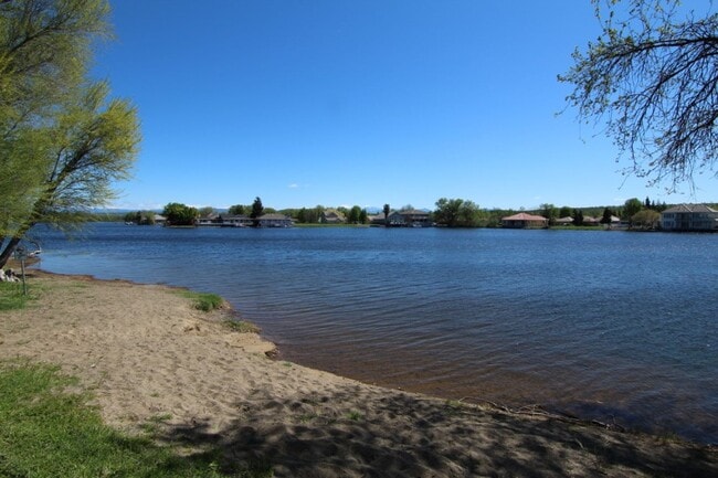 Building Photo - Lake California Home for Rent | Gated Community, Lake Access, River Access, Garage