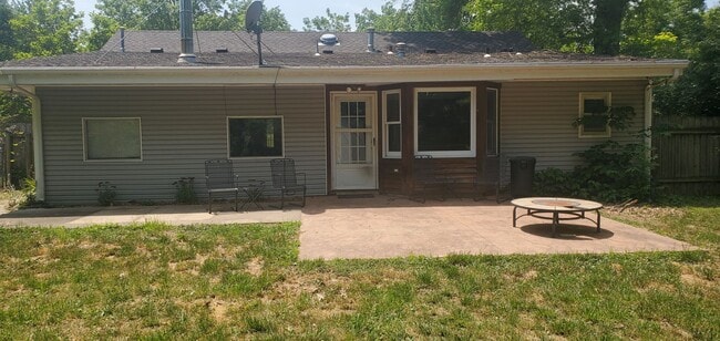 Building Photo - 2 bd, 2 ba house in old SW Columbia, fence...