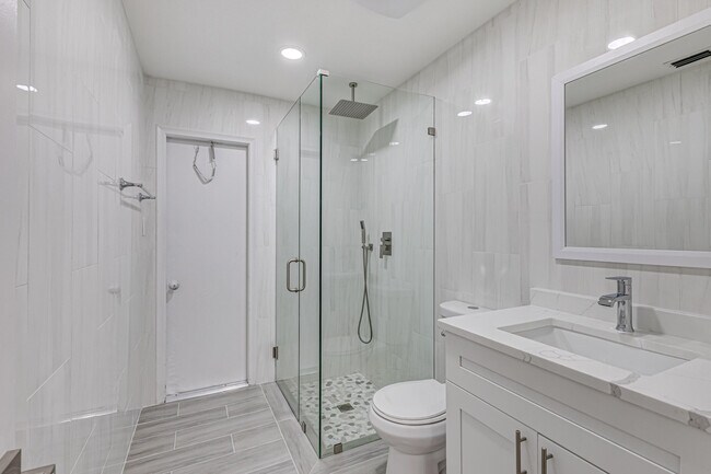Building Photo - 1240 Summit Pl Cir