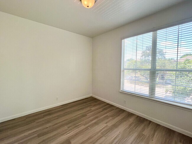 Building Photo - 2406 Allred Dr