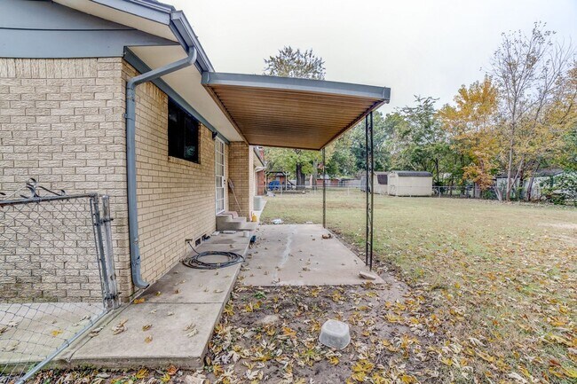 Building Photo - 3 BED 2 BATH! Schedule a tour today!